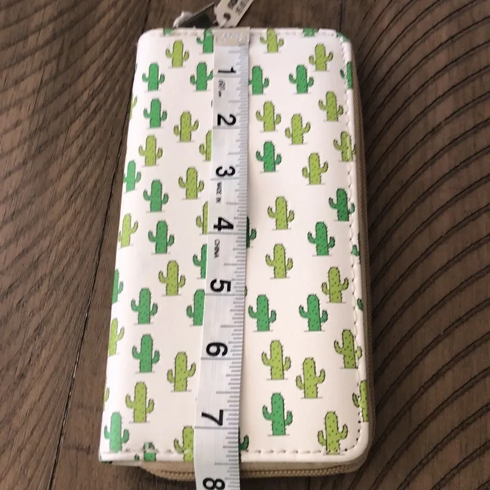 NWT Lucky 🍀 Cacti 🌵 Vegan 🌱 Zip Wallet 12 card inserts zip coin Secure!